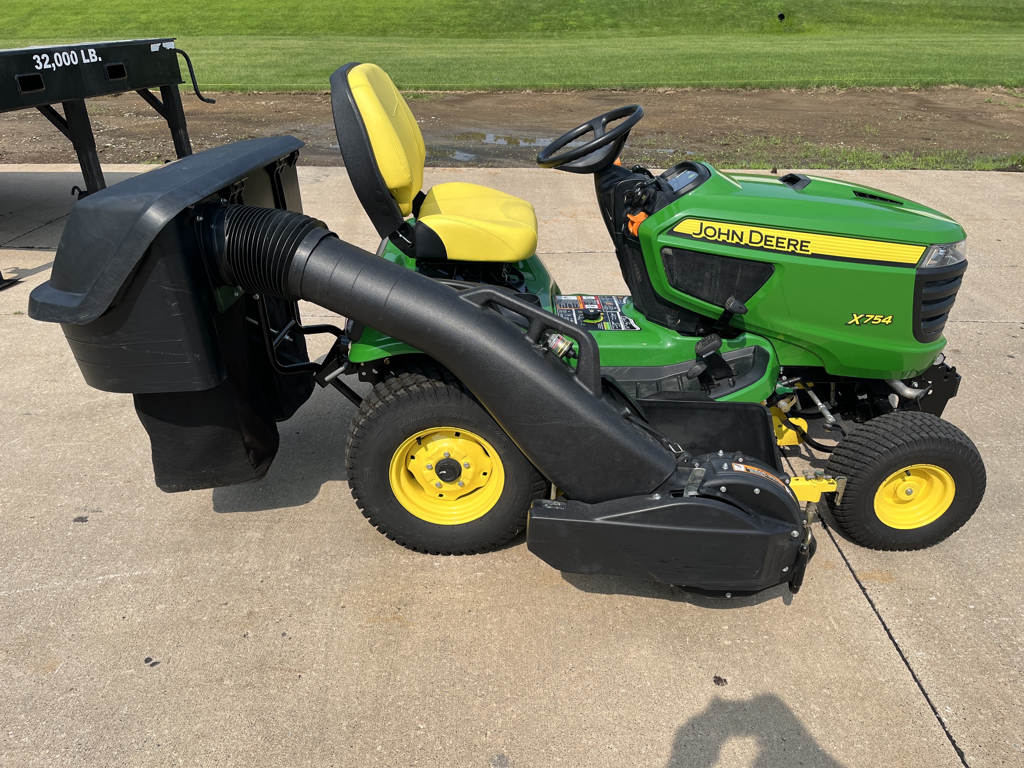 2014 John Deere X754 Image 4