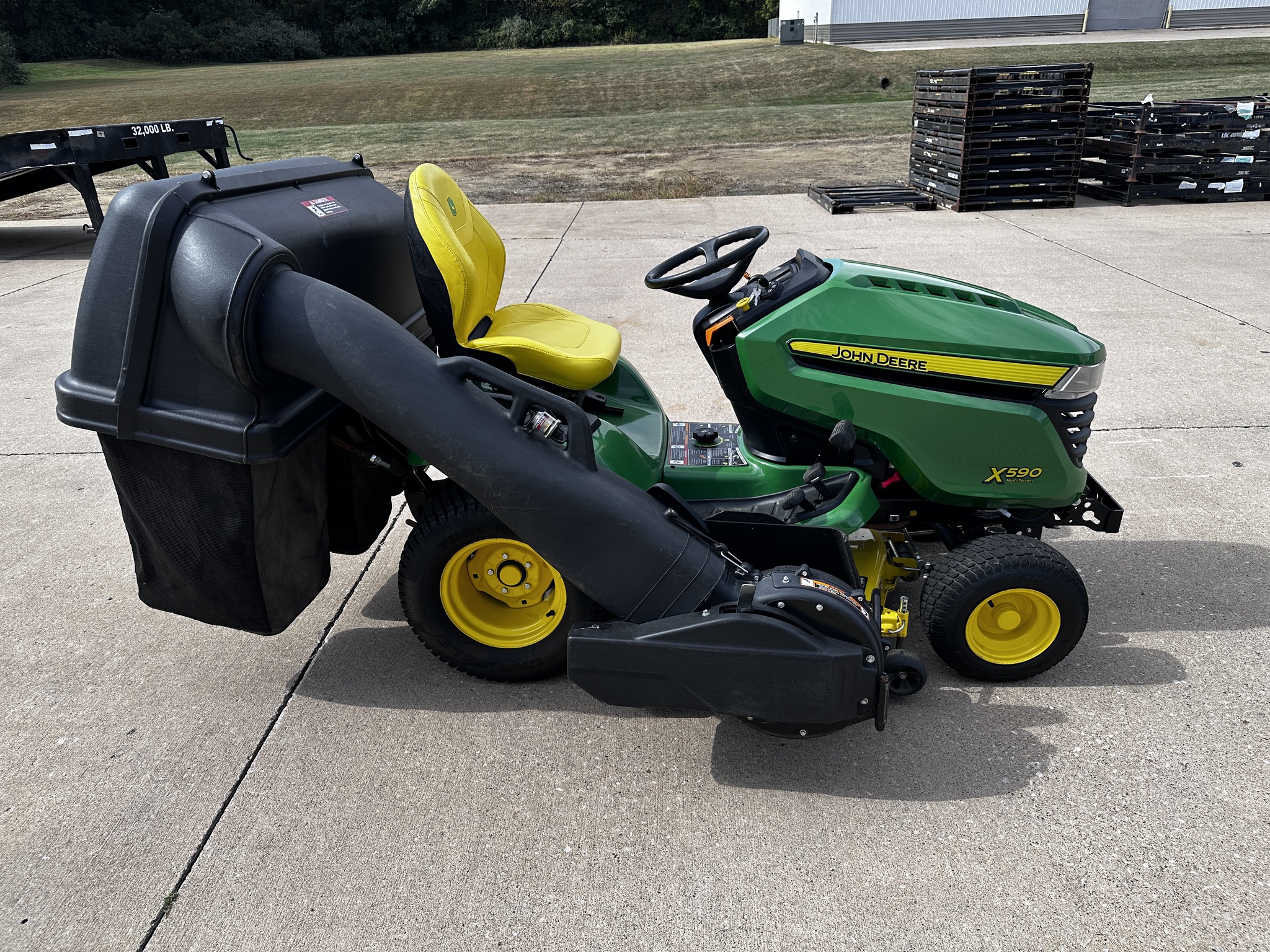 2021 John Deere X590 Image 4