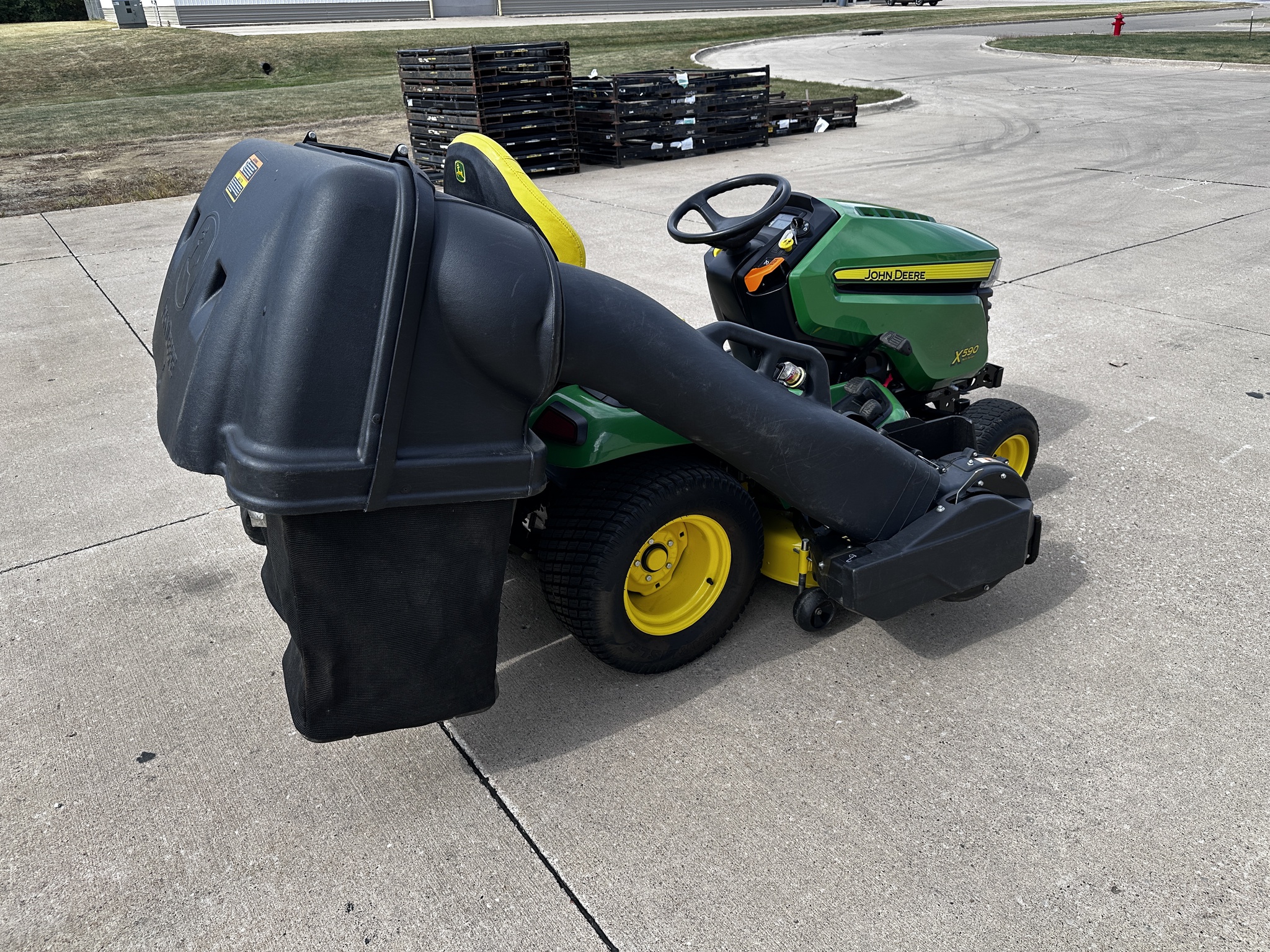 2021 John Deere X590 Image 5