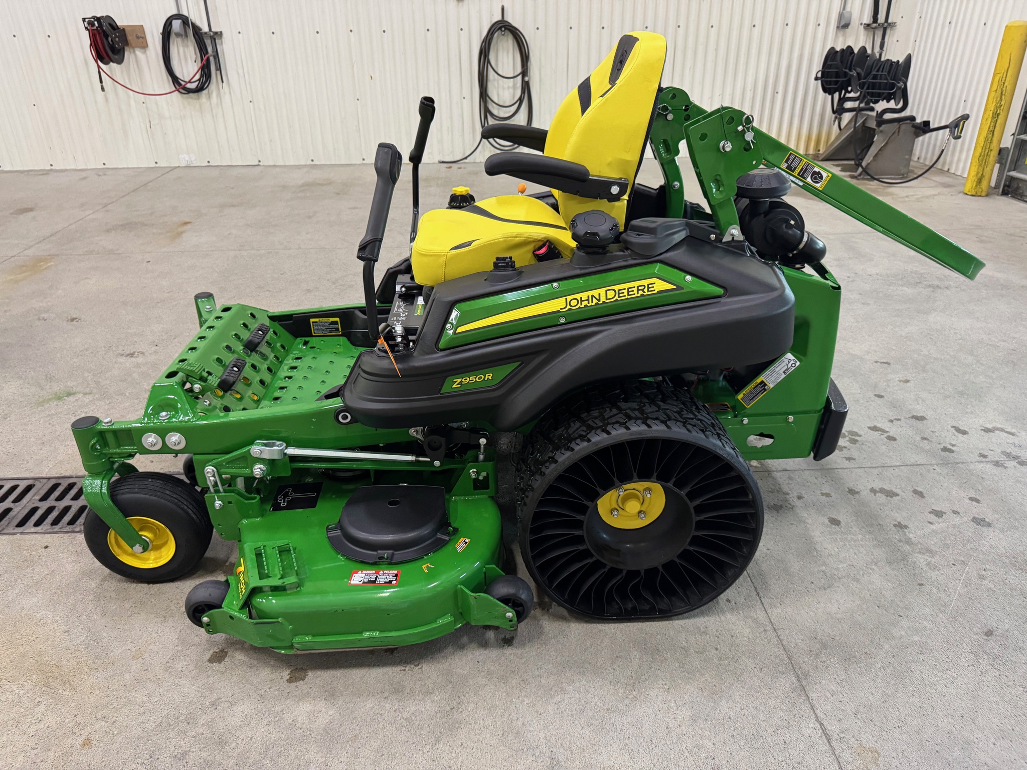2022 John Deere Z950R Image 2
