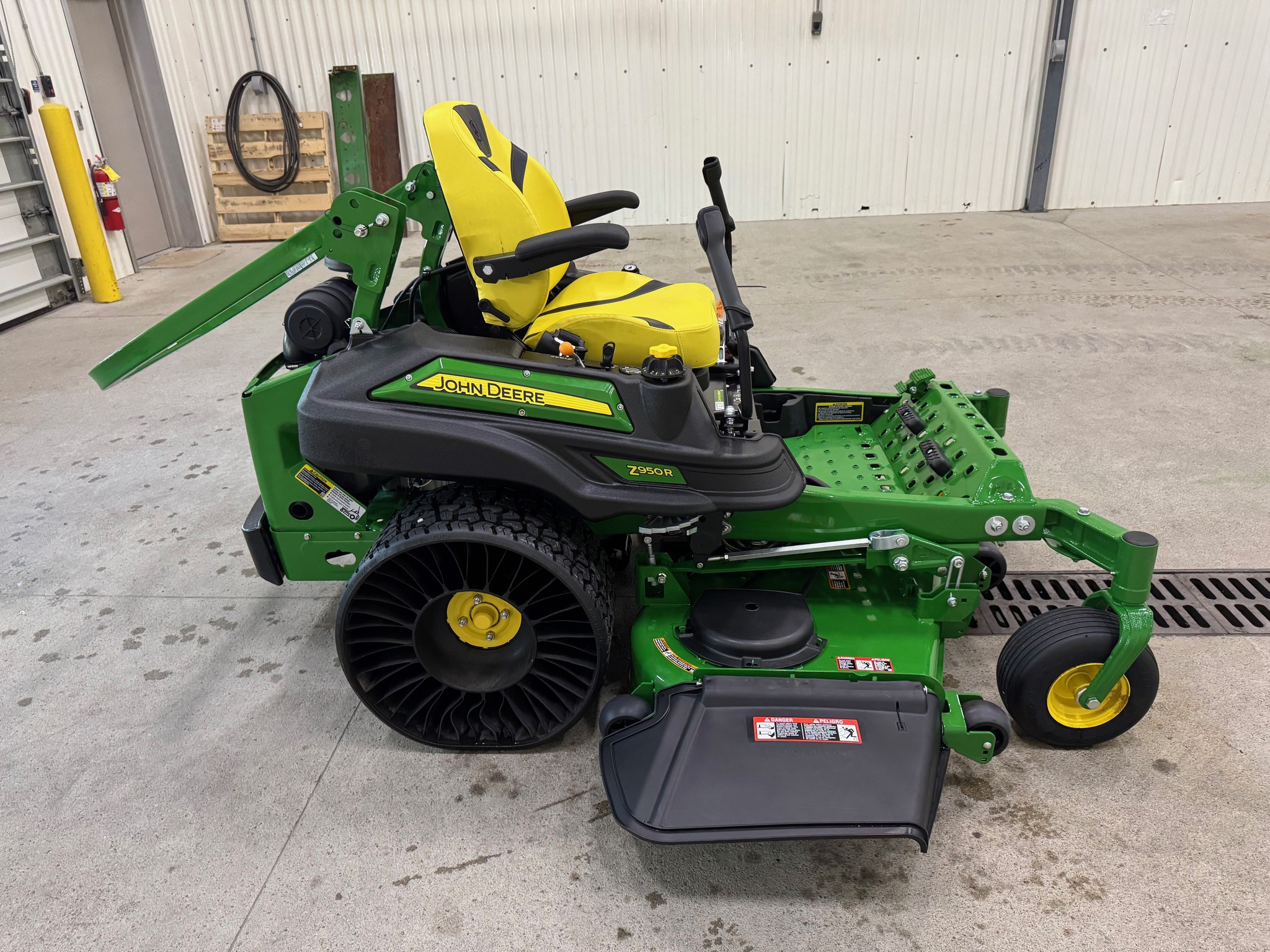 2022 John Deere Z950R Image 6