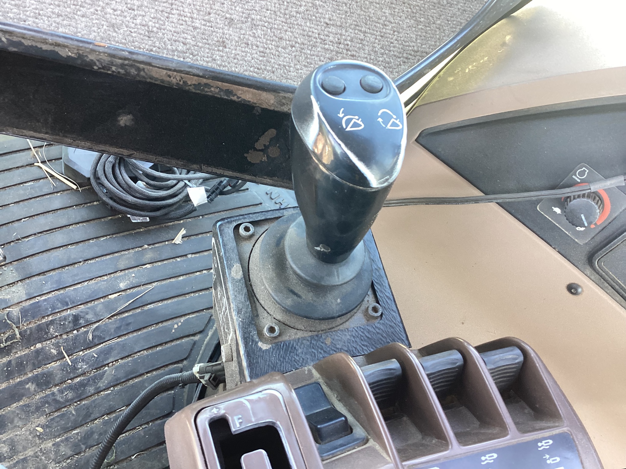 2000 John Deere 8210 Image 38