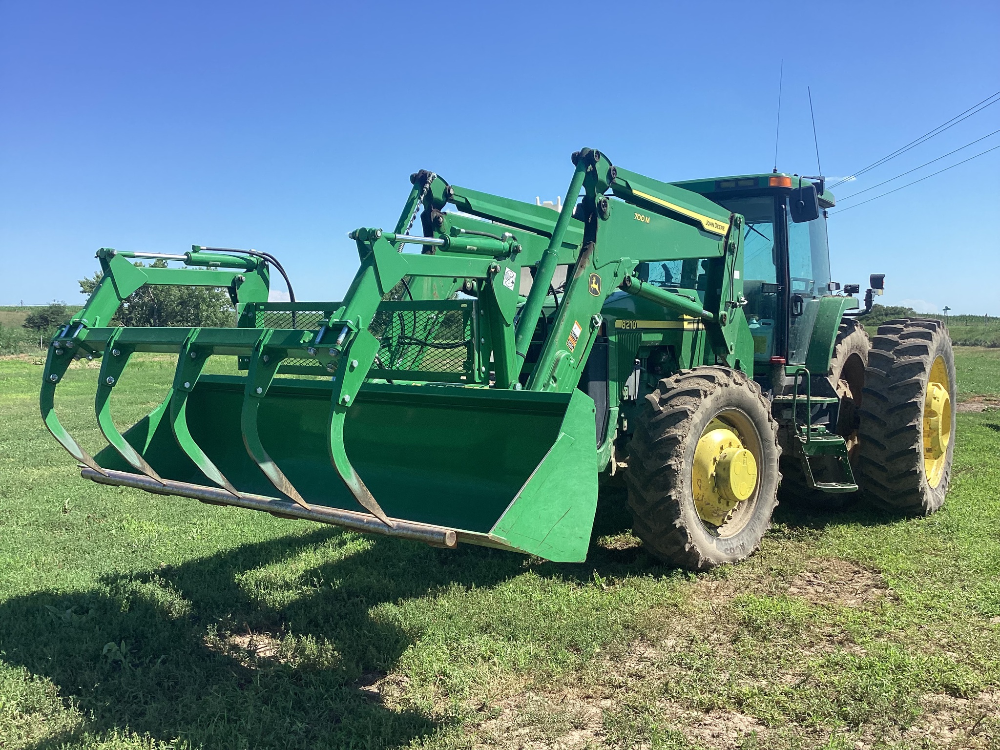 2000 John Deere 8210 Image 1