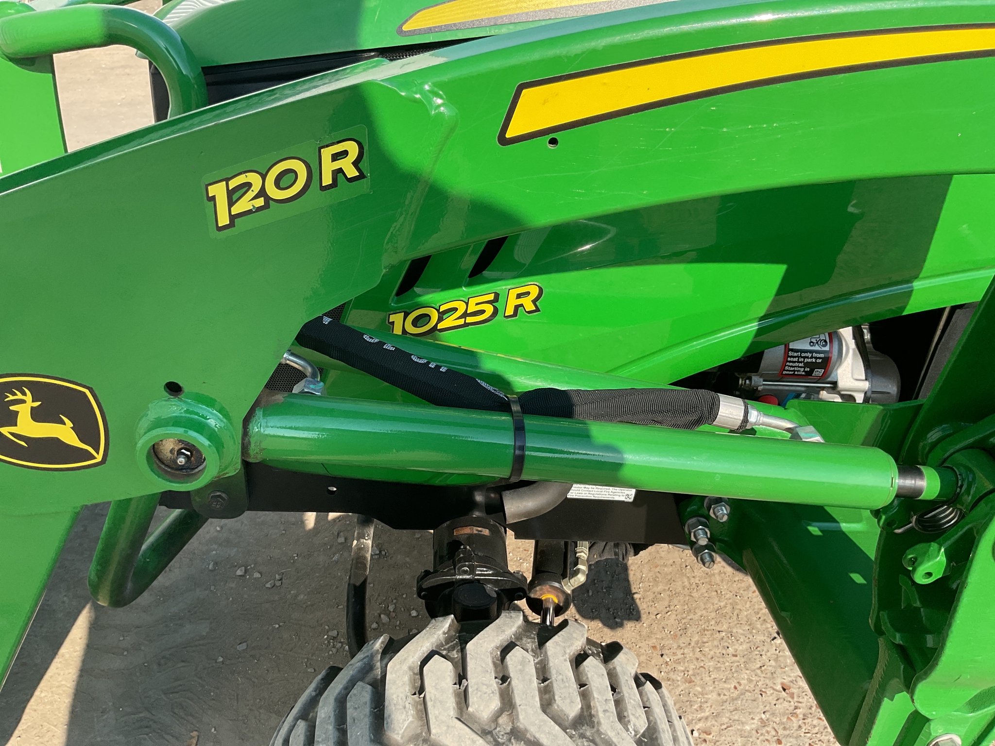 2022 John Deere 1025R Image 24