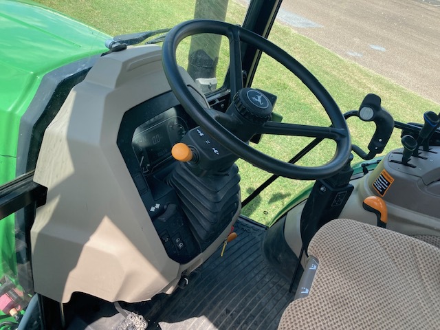 2023 John Deere 6135E Image 9