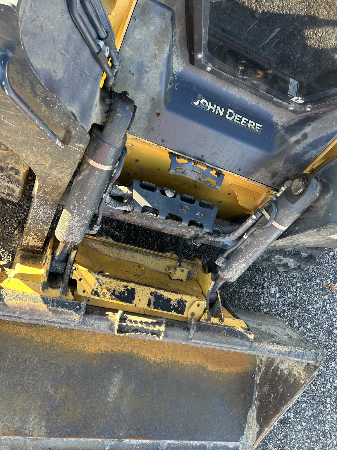 2022 John Deere 333G Image 10