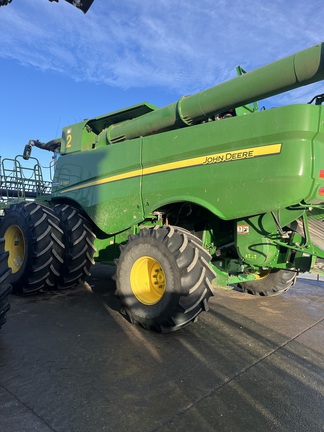 Used 2021 John Deere S780 Combines at Horizon Ag & Turf in Mayerthorpe, AB - Photo3