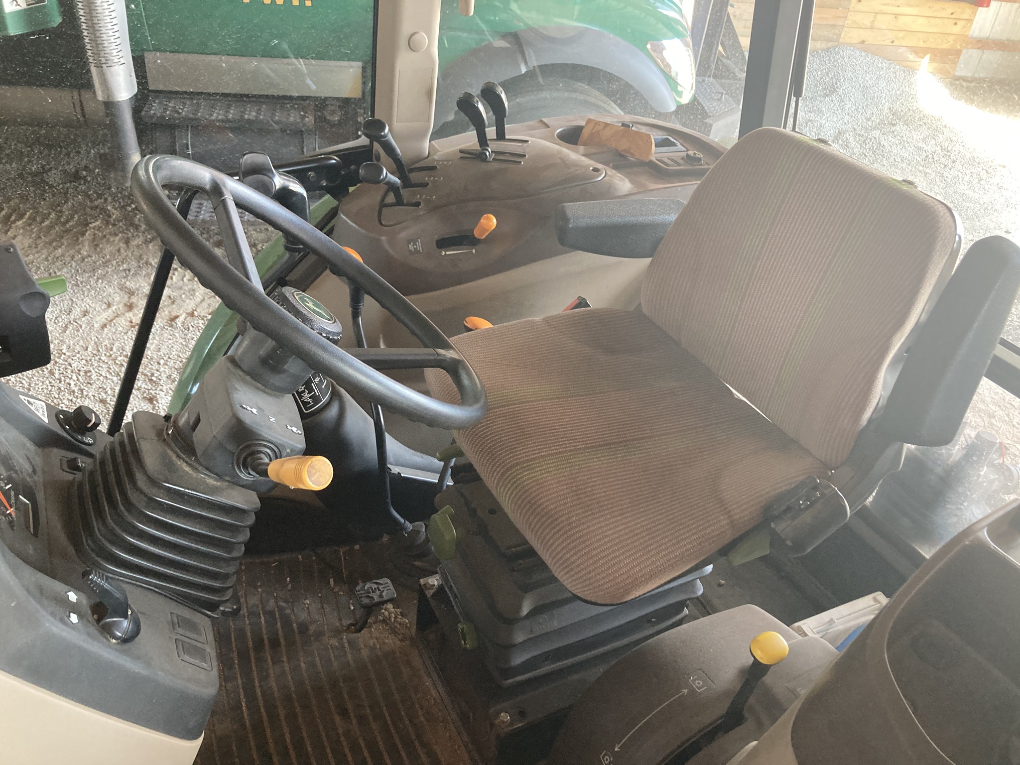 2006 John Deere 5325 Image 2