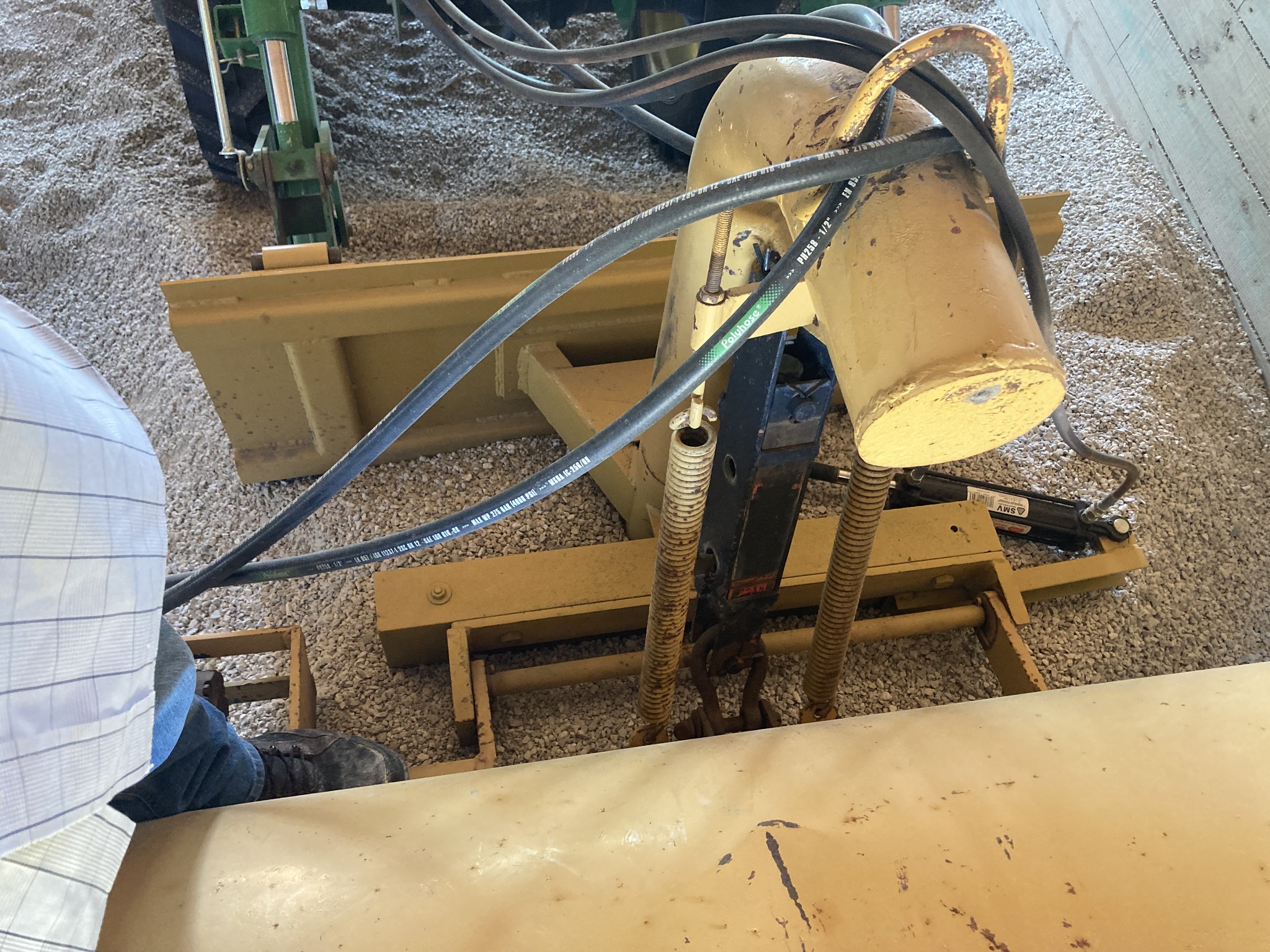 2006 John Deere 5325 Image 11