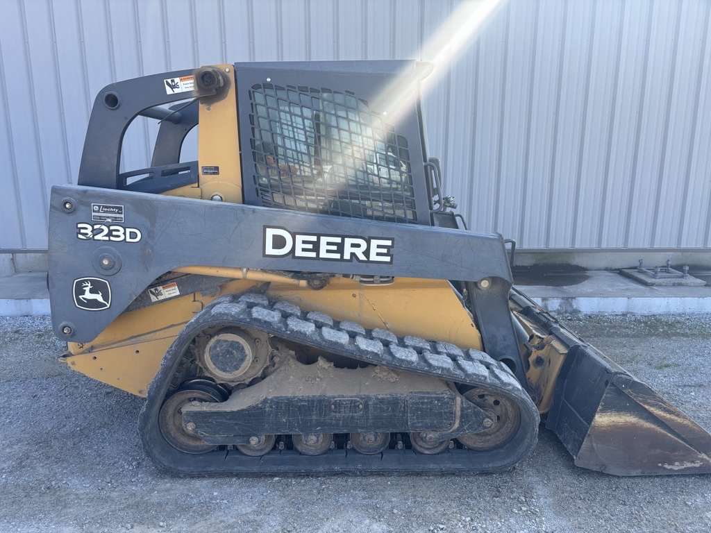 2010 John Deere 323D Image 6