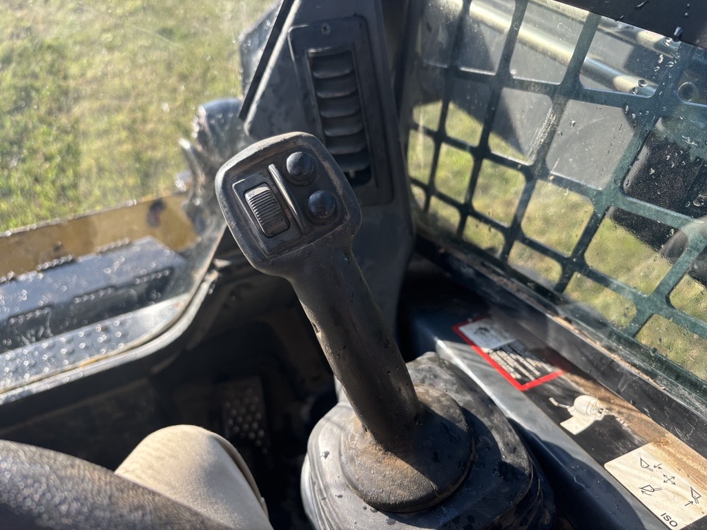 2010 John Deere 323D Image 7