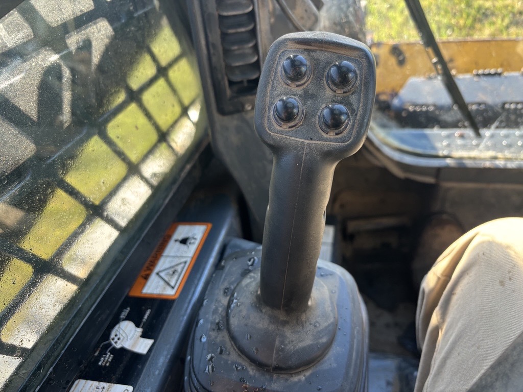 2010 John Deere 323D Image 8