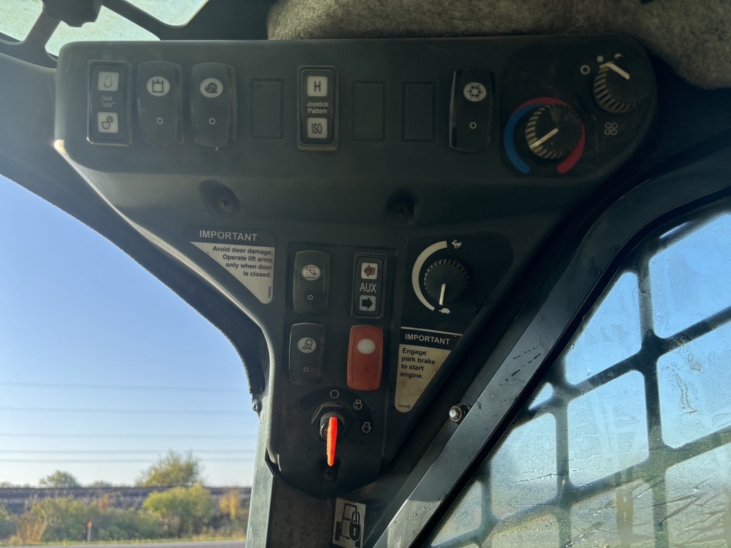 2010 John Deere 323D Image 11