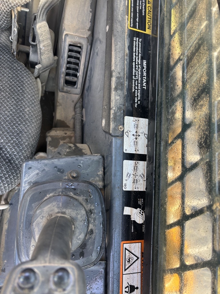 2010 John Deere 323D Image 12