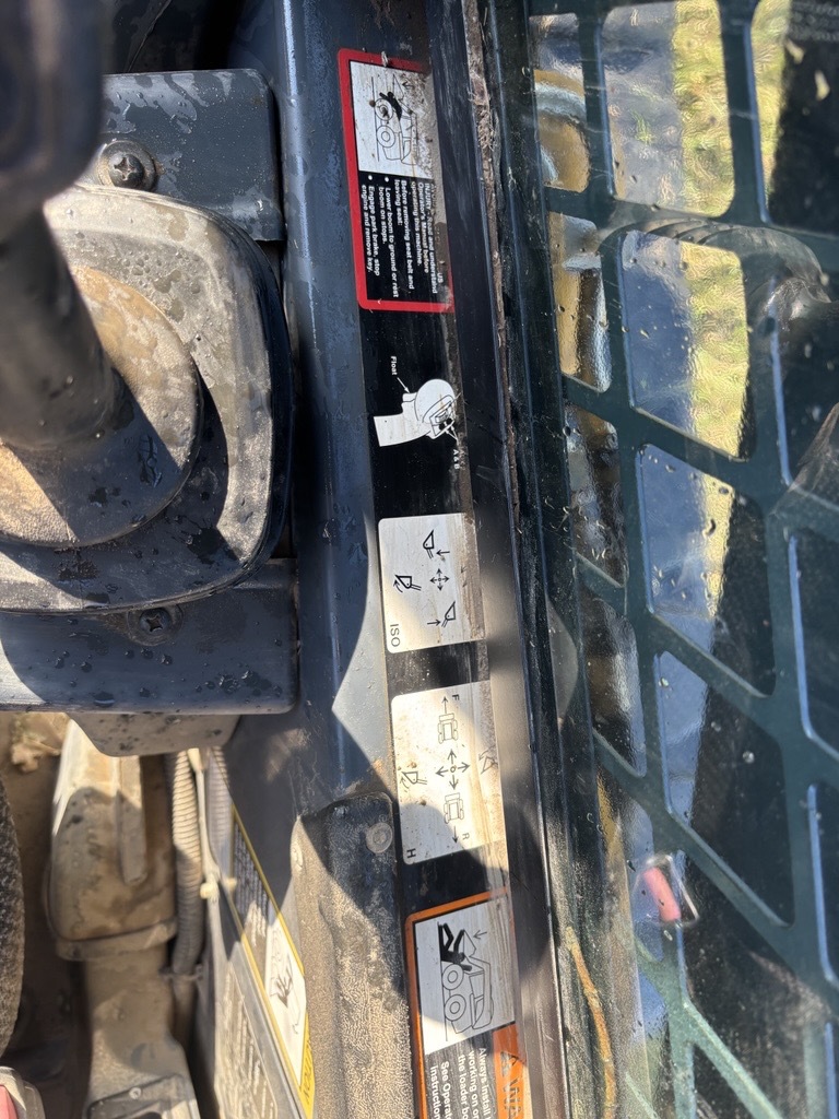 2010 John Deere 323D Image 13