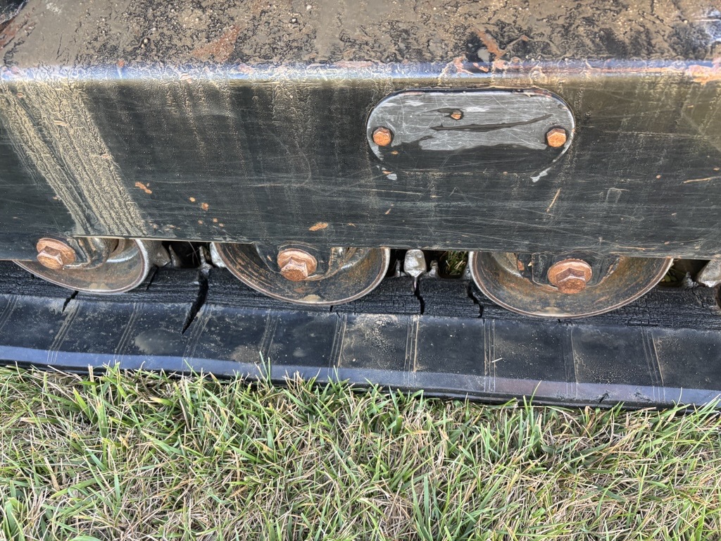 2010 John Deere 323D Image 16
