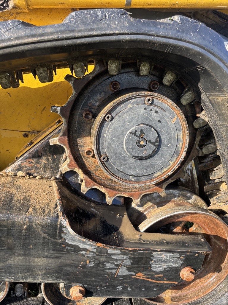 2010 John Deere 323D Image 19