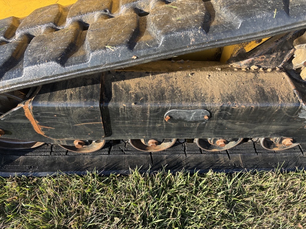 2010 John Deere 323D Image 20