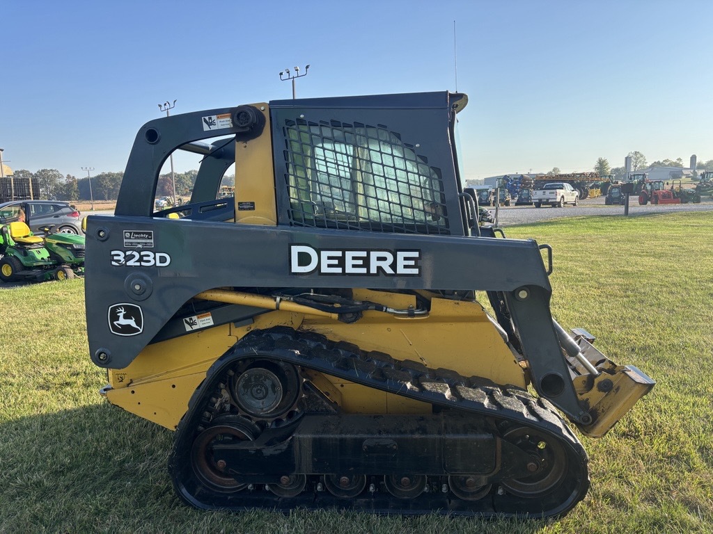 2010 John Deere 323D Image 3