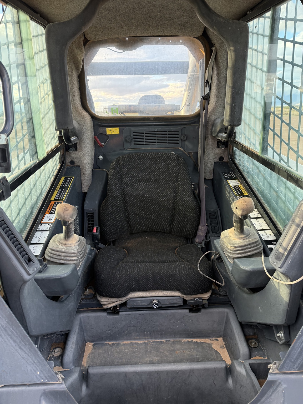 2015 John Deere 333E Image 3