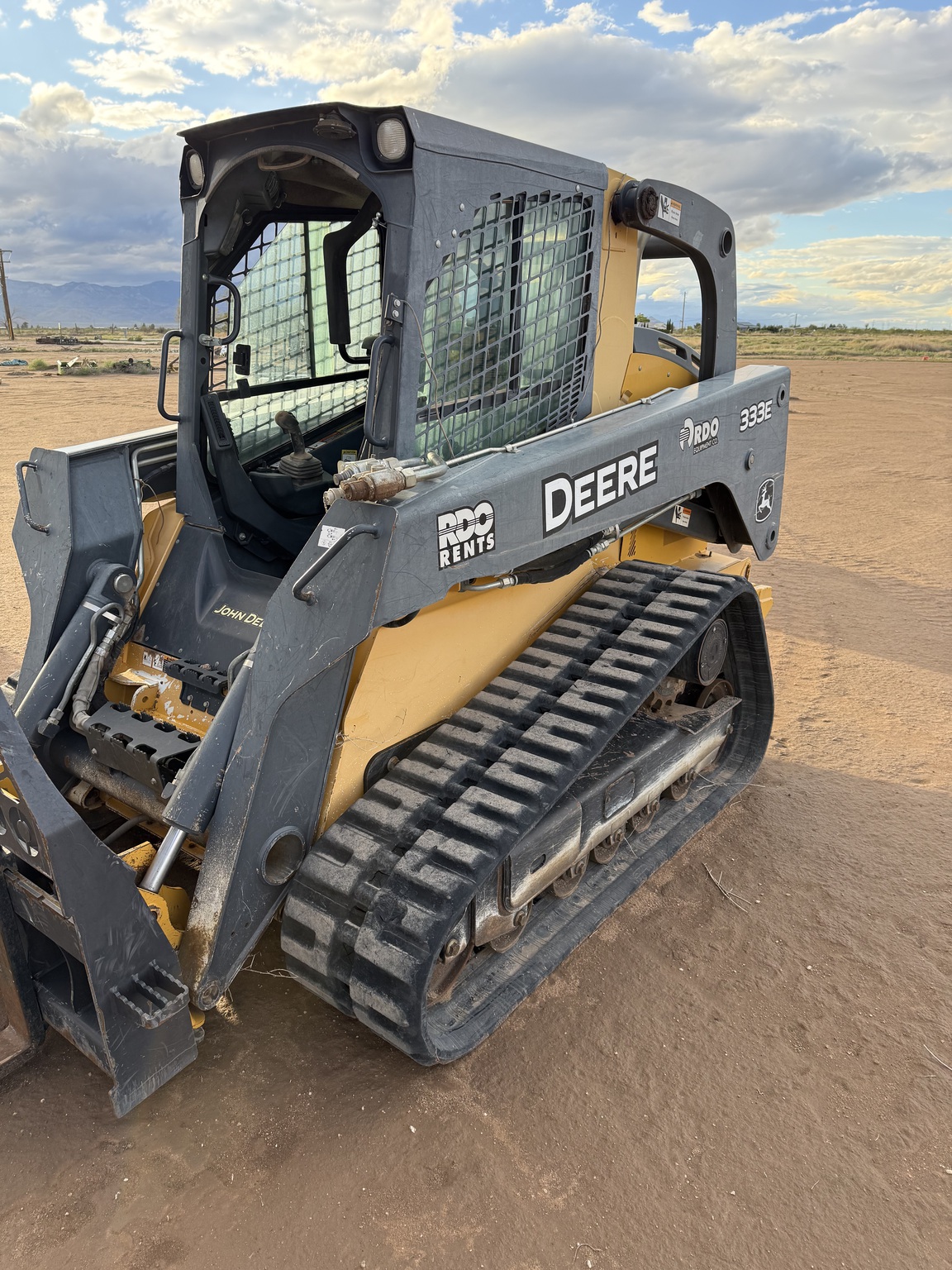 2015 John Deere 333E Image 1