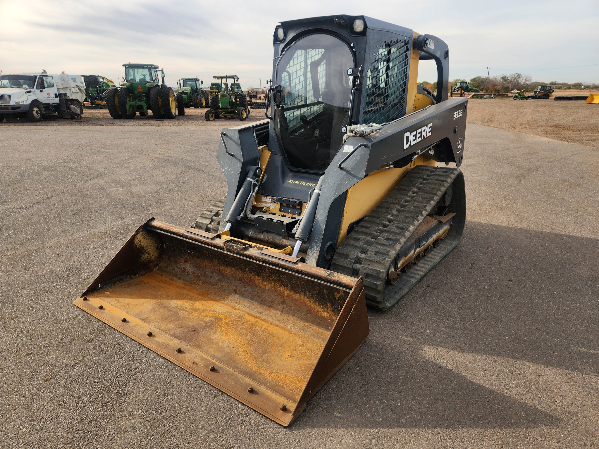 2015 John Deere 333E Image 7