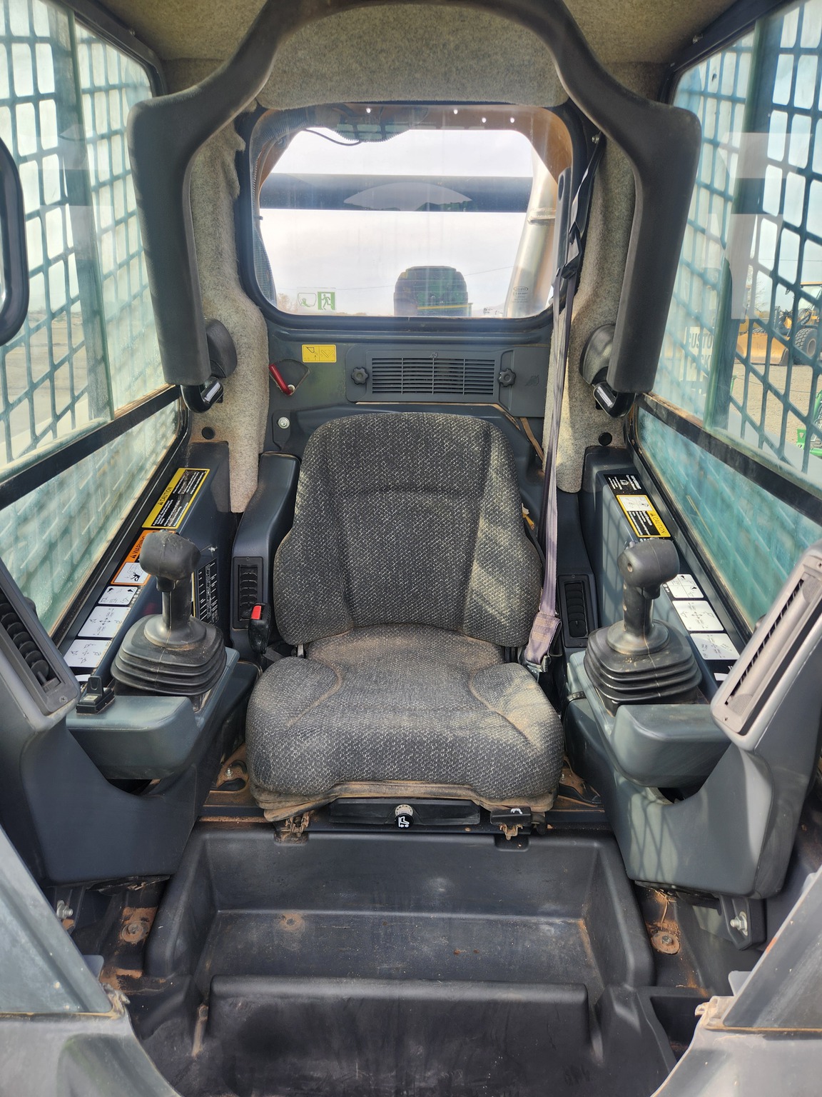 2015 John Deere 333E Image 8