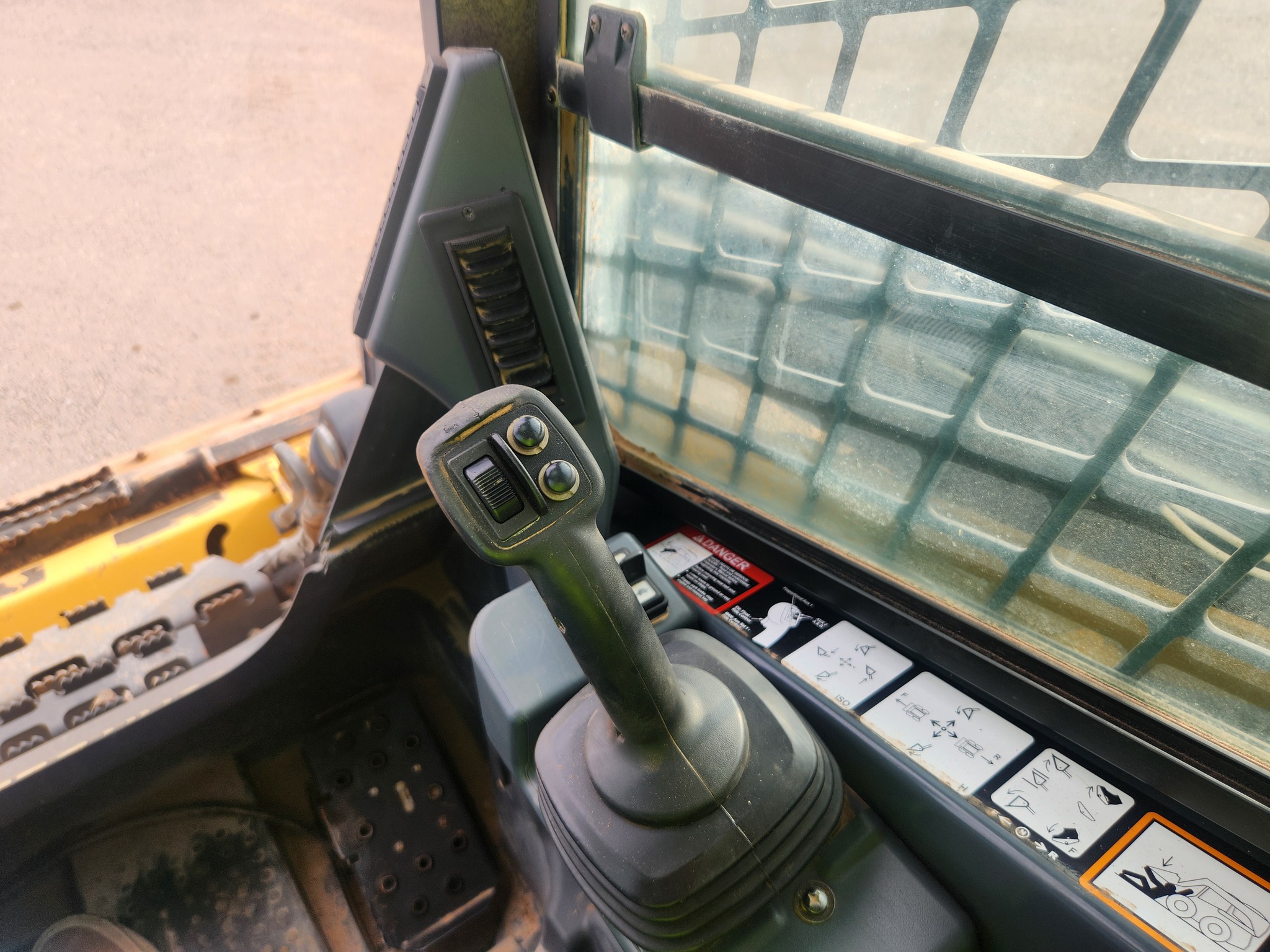 2015 John Deere 333E Image 16