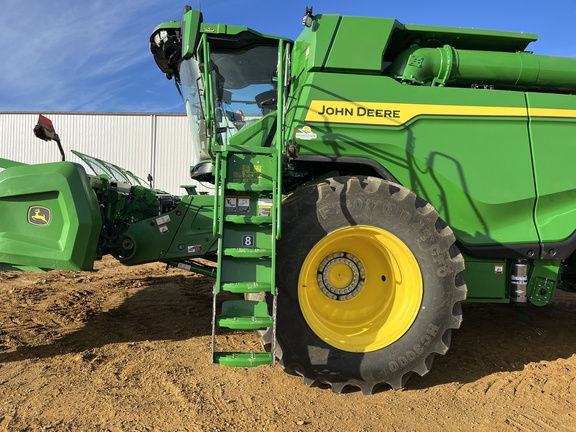 Used 2025 John Deere X9 1100 Combines at Horizon Ag & Turf in High Prairie, AB - Photo7