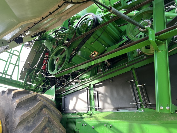 Used 2025 John Deere X9 1100 Combines at Horizon Ag & Turf in High Prairie, AB - Photo15