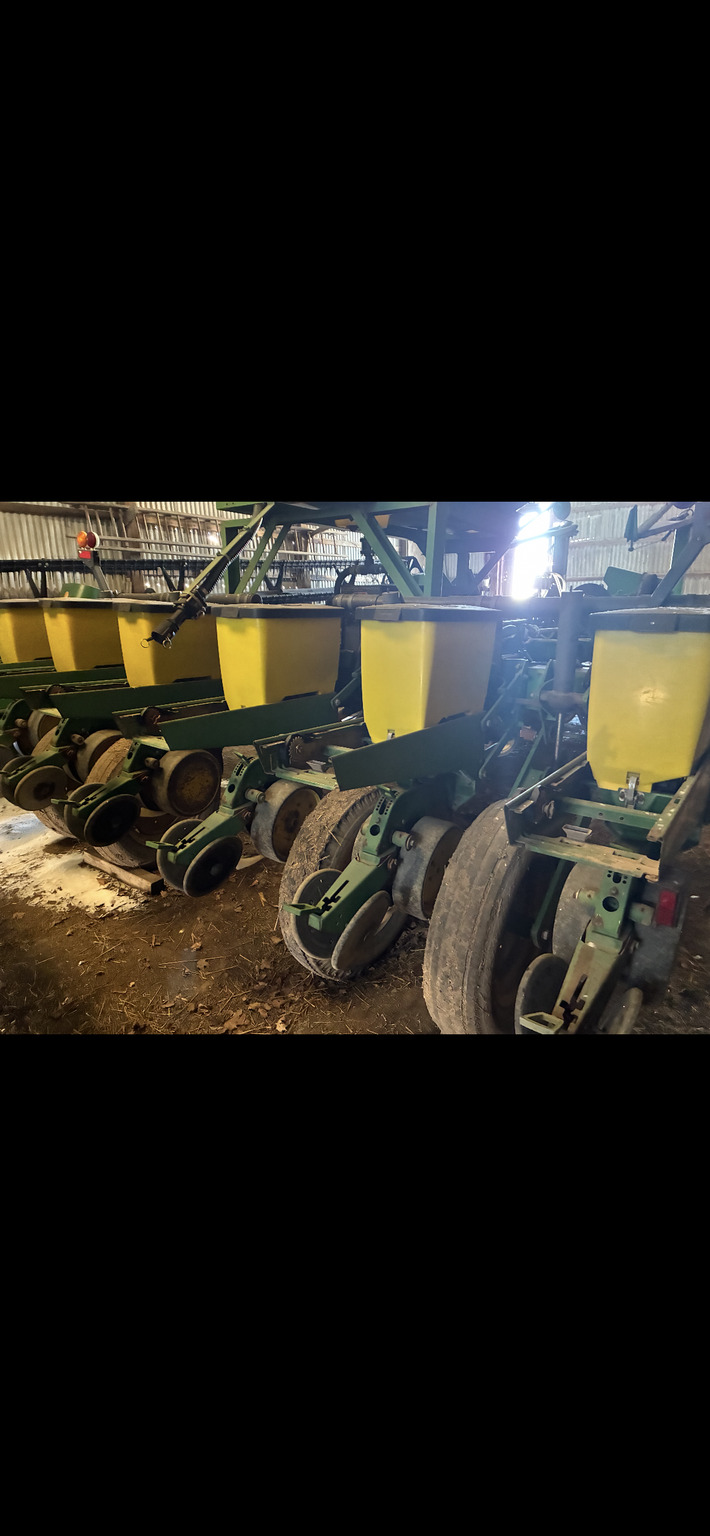 Used 1994 John Deere 7200 Planters: Drawn at Koenig Equipment in Rushville, IN - PhotoXL10