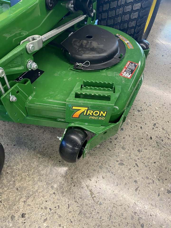 2025 John Deere Z930M Image 3