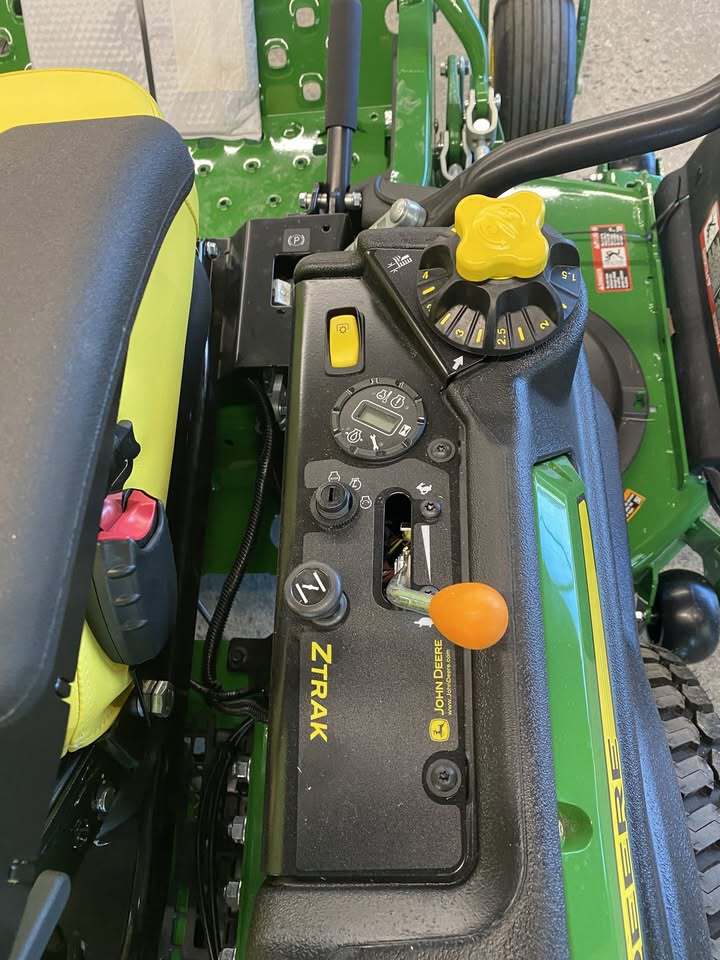 2025 John Deere Z930M Image 4