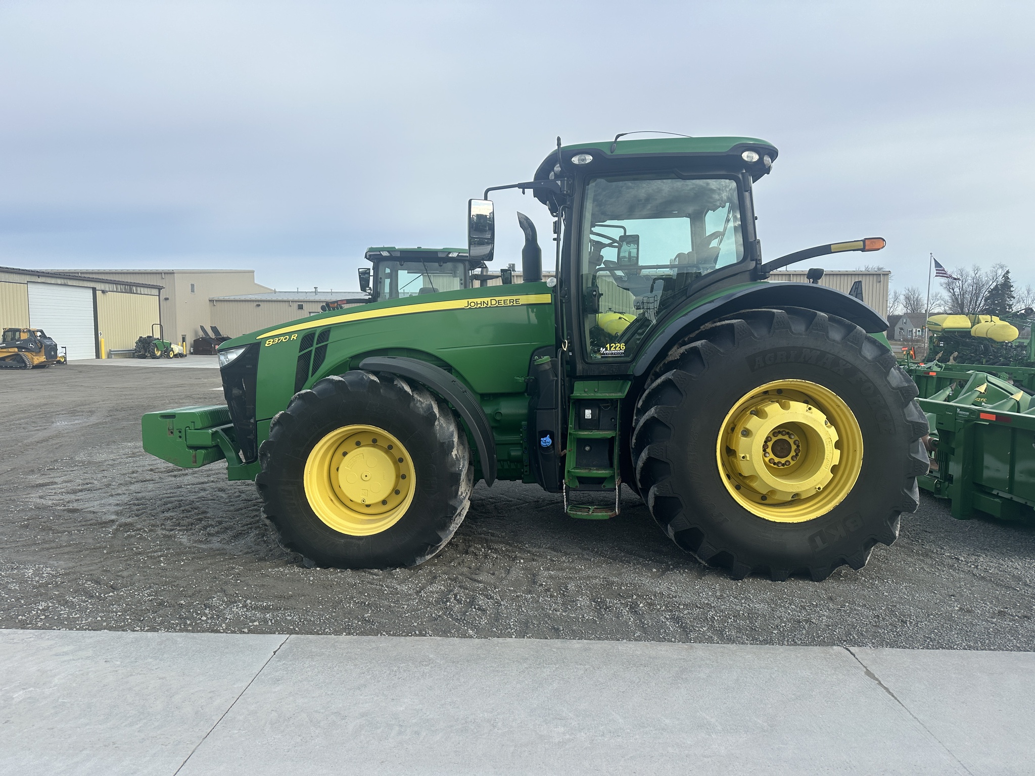2019 John Deere 8370R Image 2