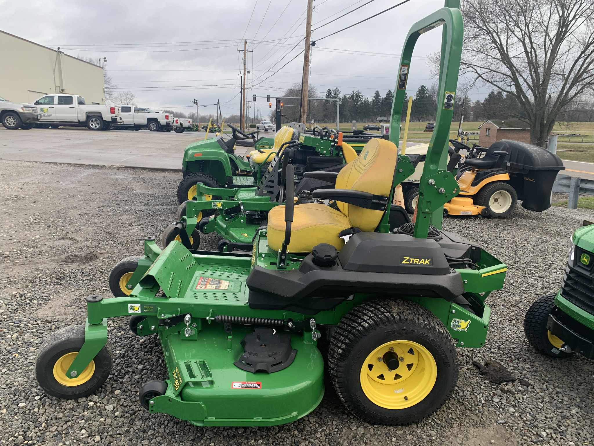 2023 John Deere Z720E Image 6