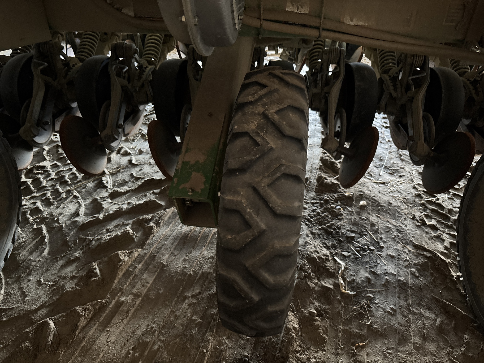 Used 2005 John Deere 1890 Air Drills and Seeders at Koenig Equipment in Anna, OH - PhotoXL28