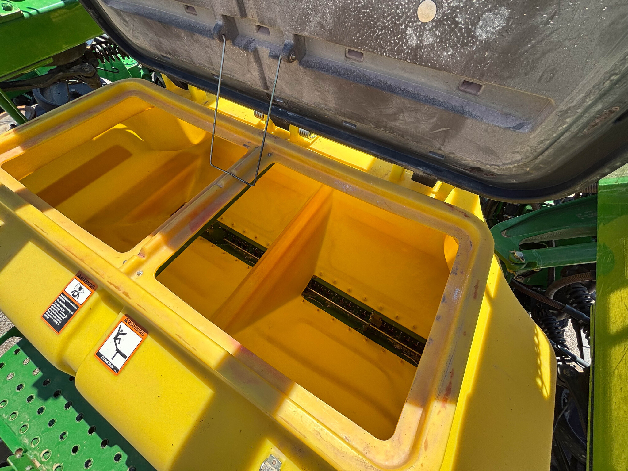 Used 2005 John Deere 1890 Air Drills and Seeders at Koenig Equipment in Anna, OH - PhotoXL21