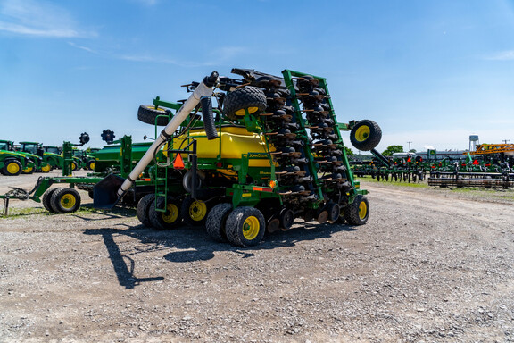 Used 2005 John Deere 1890 Air Drills and Seeders at Koenig Equipment in Anna, OH - Photo4