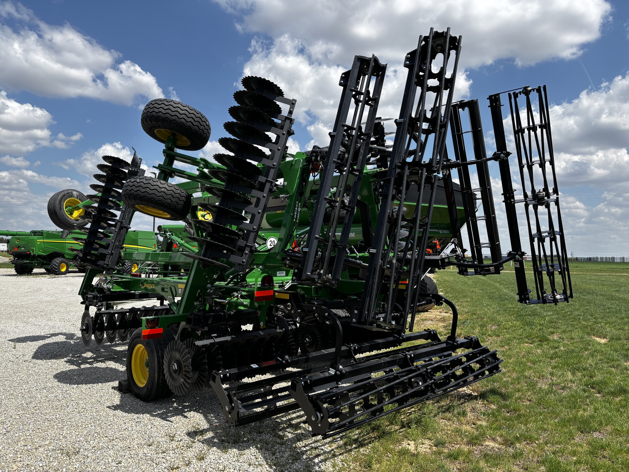 New In-Stock 2024 John Deere 2660VT Vertical Tillage at Koenig Equipment in Greenville, OH - PhotoXL1
