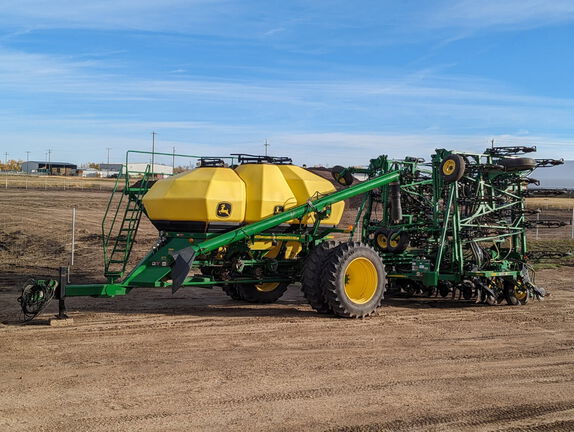 Used 2012 John Deere 1870 Air Drills and Seeders at Horizon Ag & Turf in Westlock, AB - Photo2