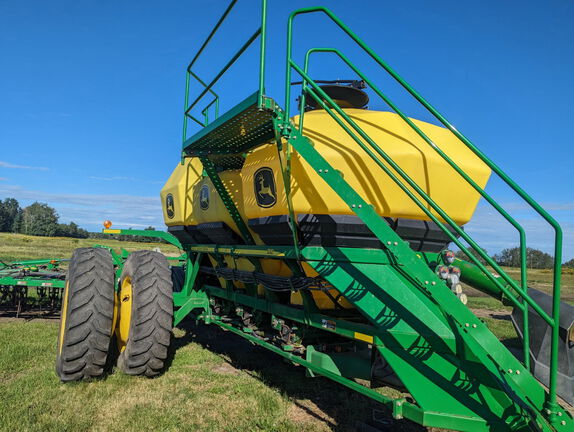 Used 2012 John Deere 1870 Air Drills and Seeders at Horizon Ag & Turf in Westlock, AB - Photo3