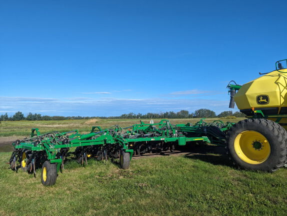 Used 2012 John Deere 1870 Air Drills and Seeders at Horizon Ag & Turf in Westlock, AB - Photo4