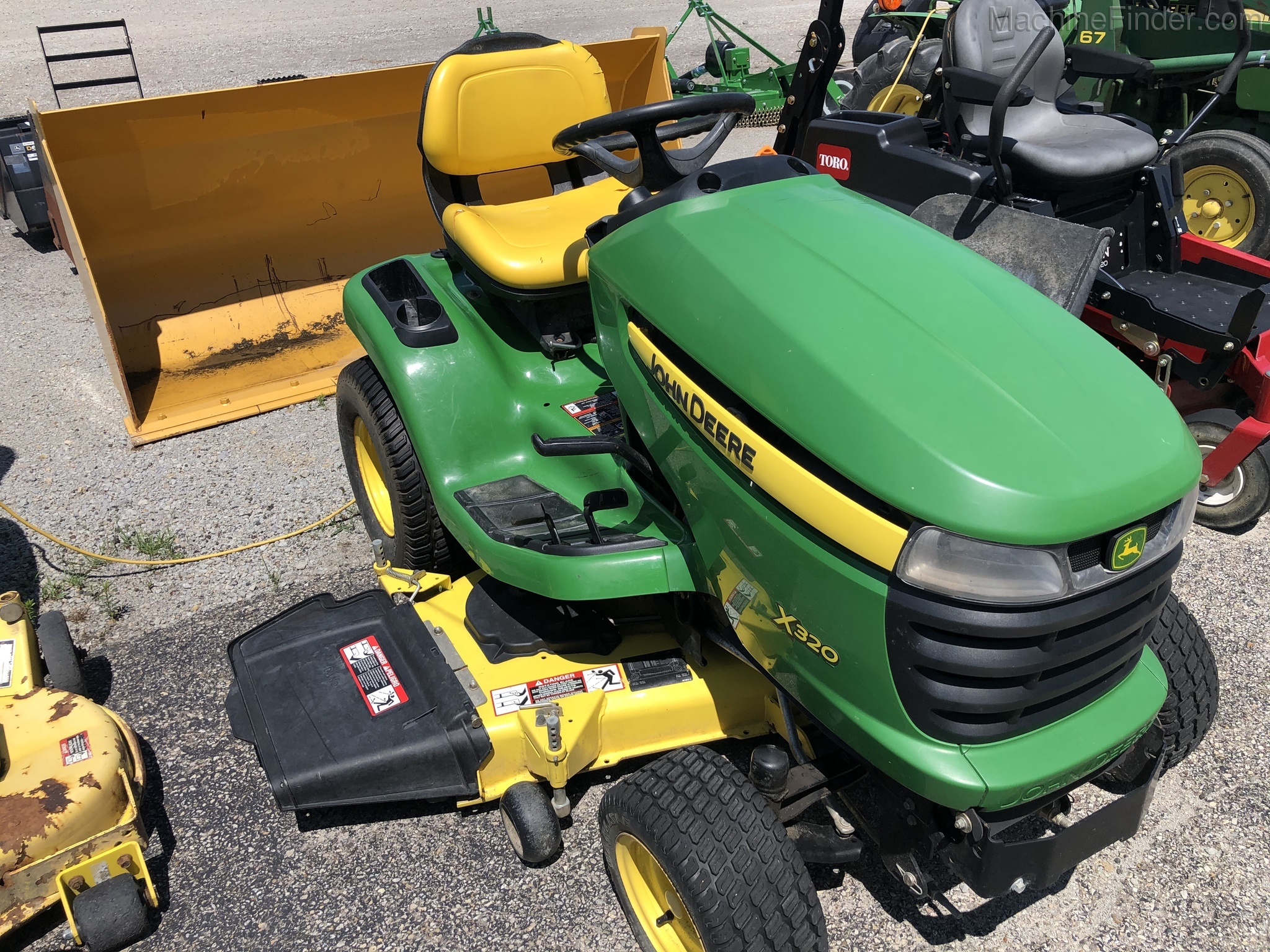 2011 John Deere X320 Image 4