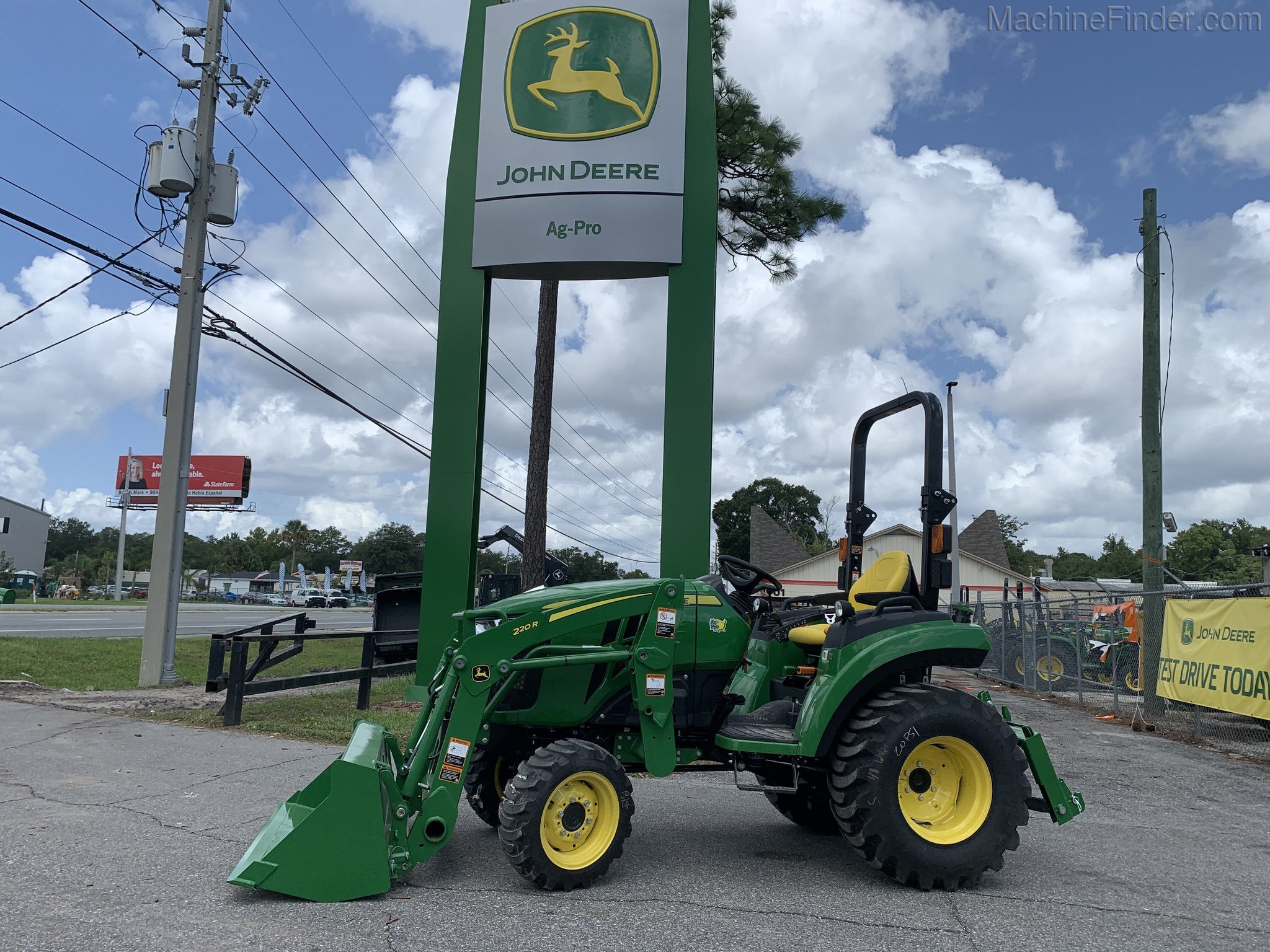 2020 John Deere 2032R Image 2