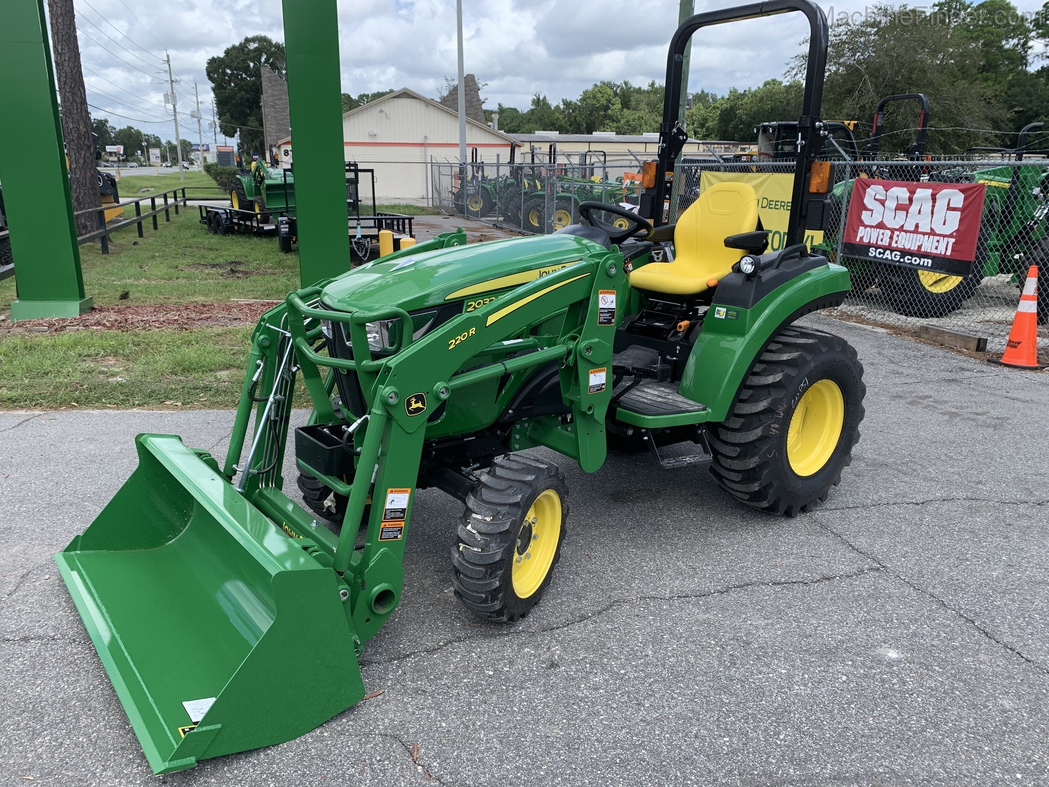 2020 John Deere 2032R Image 1