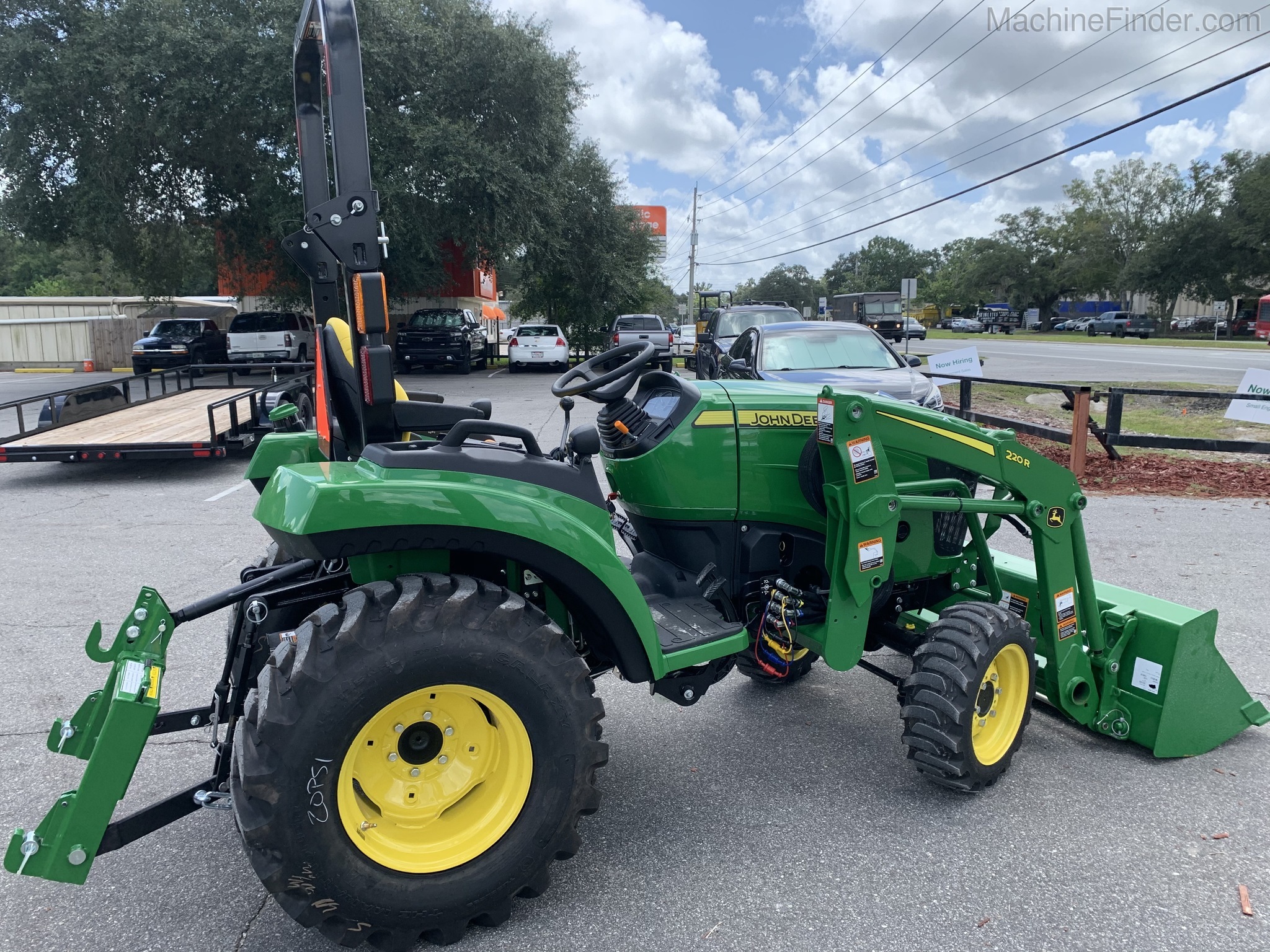 2020 John Deere 2032R Image 4