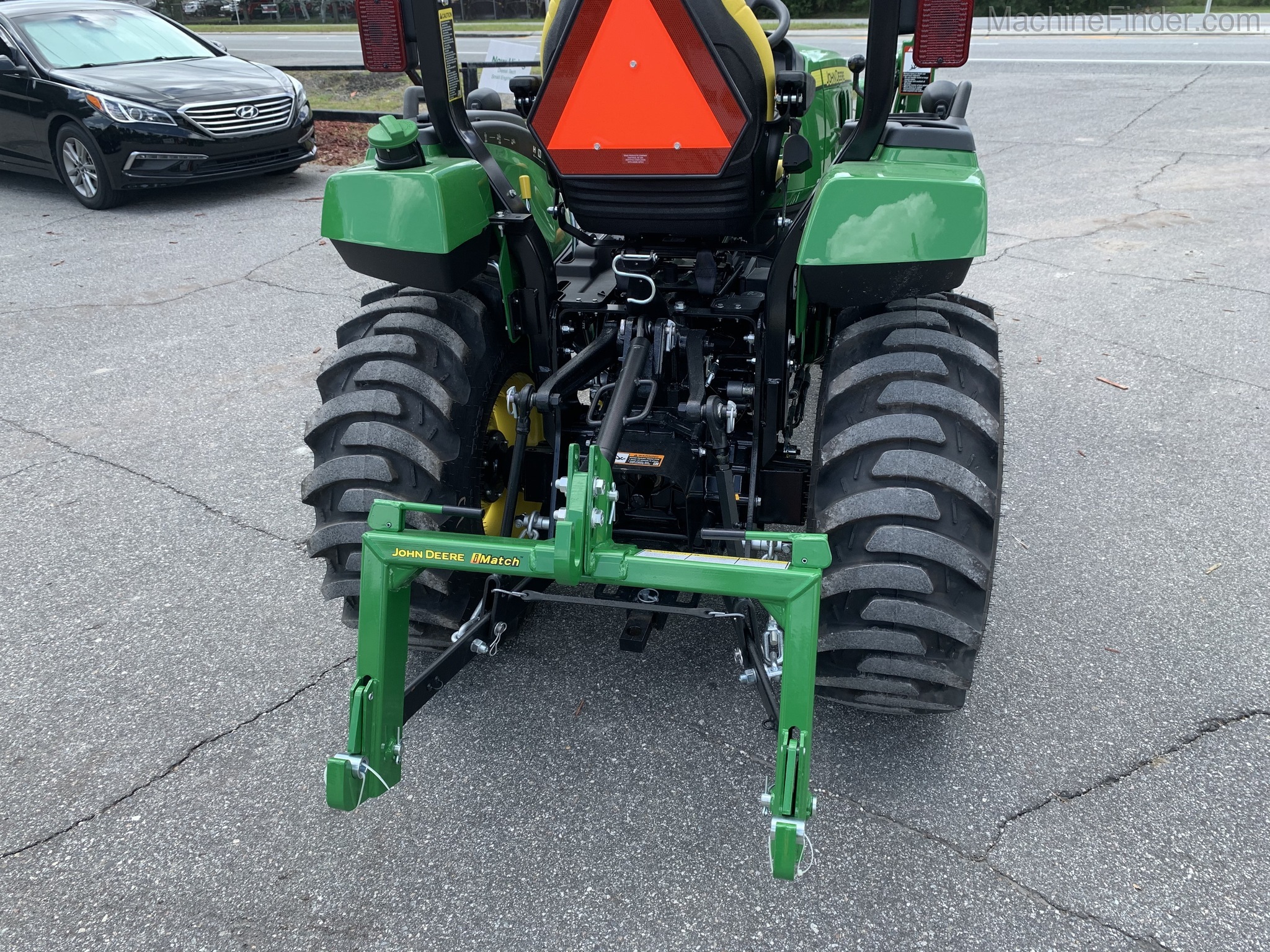 2020 John Deere 2032R Image 5