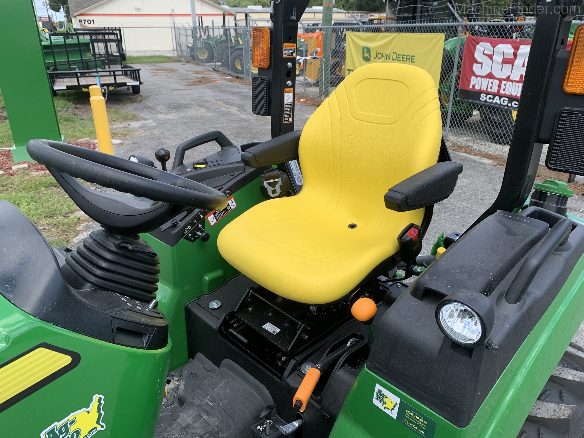 2020 John Deere 2032R Image 7