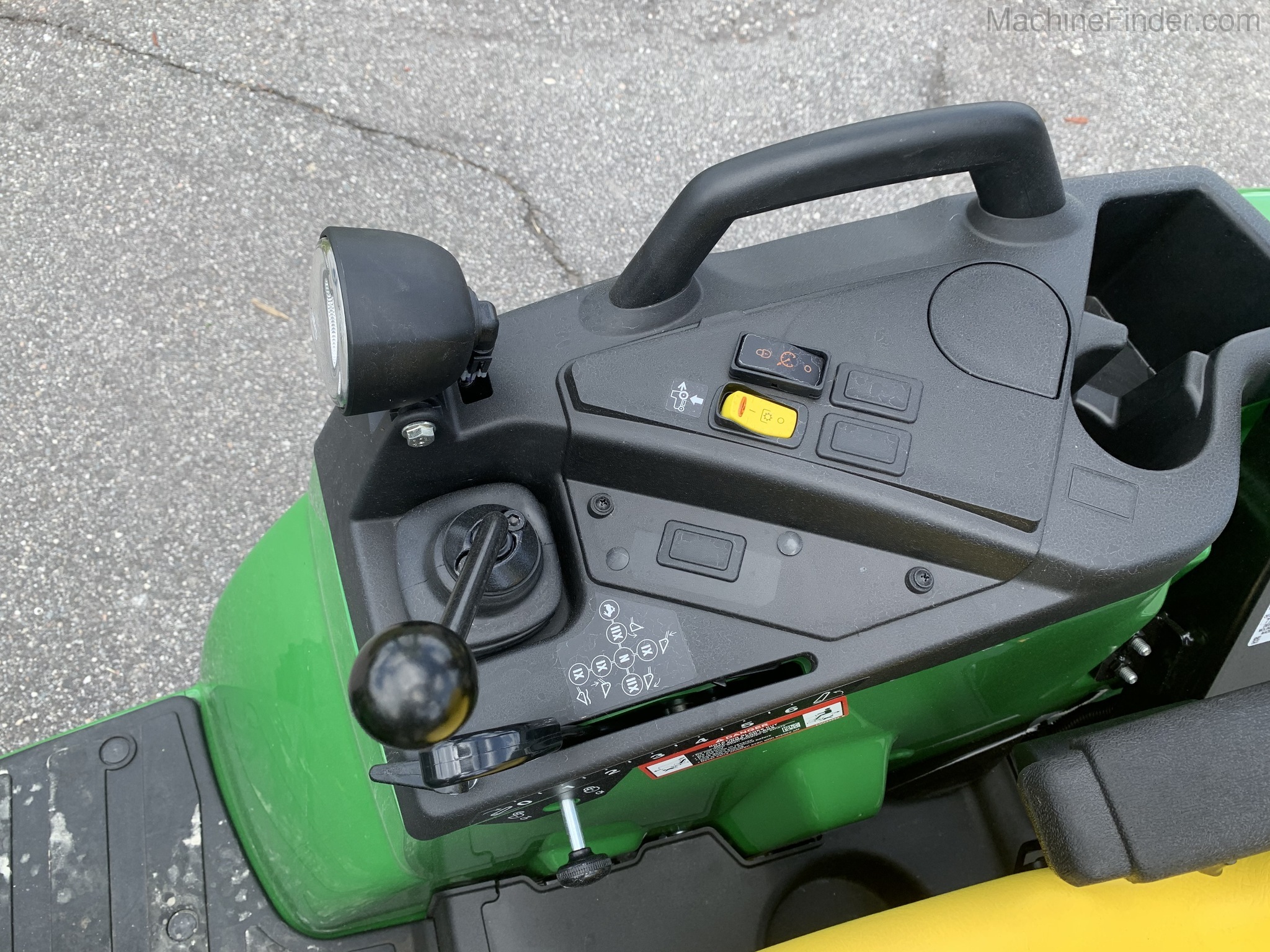 2020 John Deere 2032R Image 8