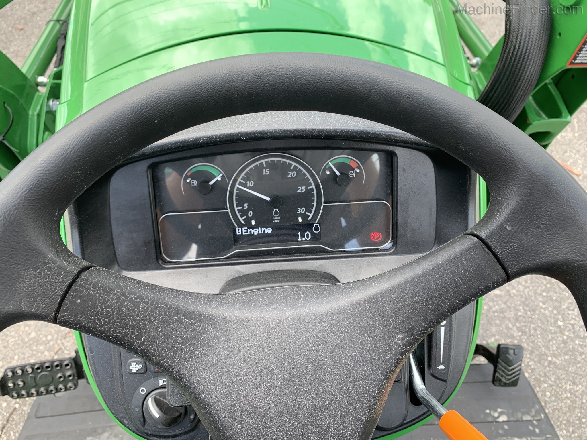 2020 John Deere 2032R Image 9